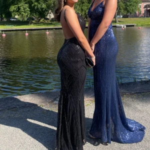 Balklänning  - Säljer min fina balklänning. Jag är 158 cm lång och den går ner till fötterna i fram med klackar, sen är den längre ibak. Axelbanden är justerbara och det finns vaddering i kupan 🤍