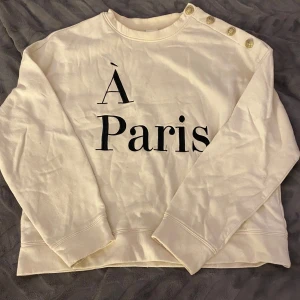 Vit tröja från H&M - Den är bara använd fåtal gånger 