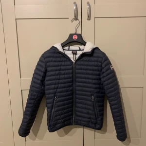 Colmar jacka 154/Junior large/12y - Jacka från colmar som är i bra skick och har en fin marinblå färg. Lite liten i storlek. Nypris 2795❗️Priset kan sänkas vid snabbt köp❗️