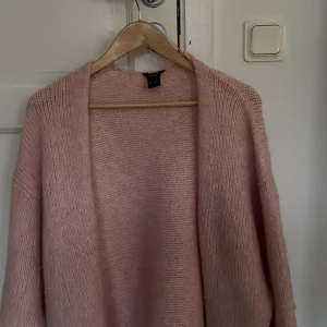 Rosa stickad kofta från Lindex  - Mysig rosa stickad kofta från Gina Tricot. Storlek XL men passar mig bra som S.