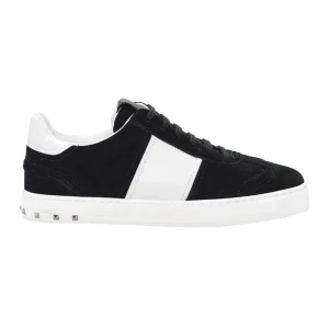 Valentino Flycrew - Jag söker ett par svarta valentino flycrew i storlek 39-40 i bra skick. Skriv till mig om någon är sugen på att sälja sina.