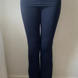 Mörkblåa yoga pants  - Mörkblåa yoga pants från Gina Tricot. Skriv för fler bilder 