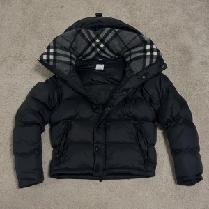 Burrbery jacka - Svart jacka/vest från burberry. Otroligt bra skick. Har fler bilder på detaljer så om intresserad skriv till mig. Kvittot finns.