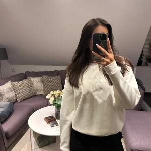 Vit sweatshirt  - Vit sweatshirt från Vila i storlek M. Det är inte en fläck mellan L och E det är bara skuggan. Köparen står för frakten!💗