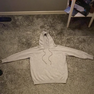  Grå Marinoull  - Säljer dena tröjan i bra skick 9/10. Passar bra till 158/164.