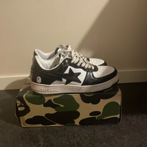 Svartvita sneakers från Bape - Snygga svartvita sneakers från Bape. Perfekta för en stilren look.  Tar emot byten också. Skriv angående frågor