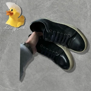 Lanvin mattoe - Säljer dessa mörkblåa lanvins. Mörkblå och mattoe. Storlek 39, (vissa tycker de e i stora i storlek). Inget og följer med. Äkta✅. Säljer då jag vill ha nya fast med captoe. ⚠️Jätte intresserad av ett utbyte mot exakt samma par fast i captoe, jag kombinerar såklart med peng. Kontakta för frågor osv, pris kan diskturas 