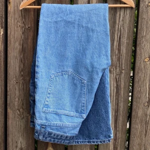 Blå jeans med två nyanser - Säljer dessa byxor från Pull & bear i storlek 38. Perfekt i längden på mig som är 170 cm. 