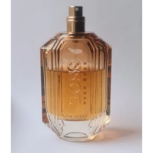 The Scent For Her Private Accord 100ml - Köpt second hand så kan inte säga när den är köpt ursprungligen, men enligt checkfresh är den från sent 2018. Flaskan har repor/slitage, och korken saknas. Ser ut att vara ungefär två tredjedelar kvar, ≈66ml.