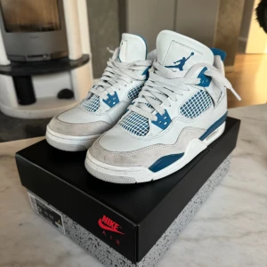 Air Jordan 4 Retro GS, Military blue - Air Jordan 4 Retro GS, Military Blue i jätte fint skick, mycket sparsamt använda. Köpta på SNKRS i Maj 2024, kvitto finns. Storlek 38, 