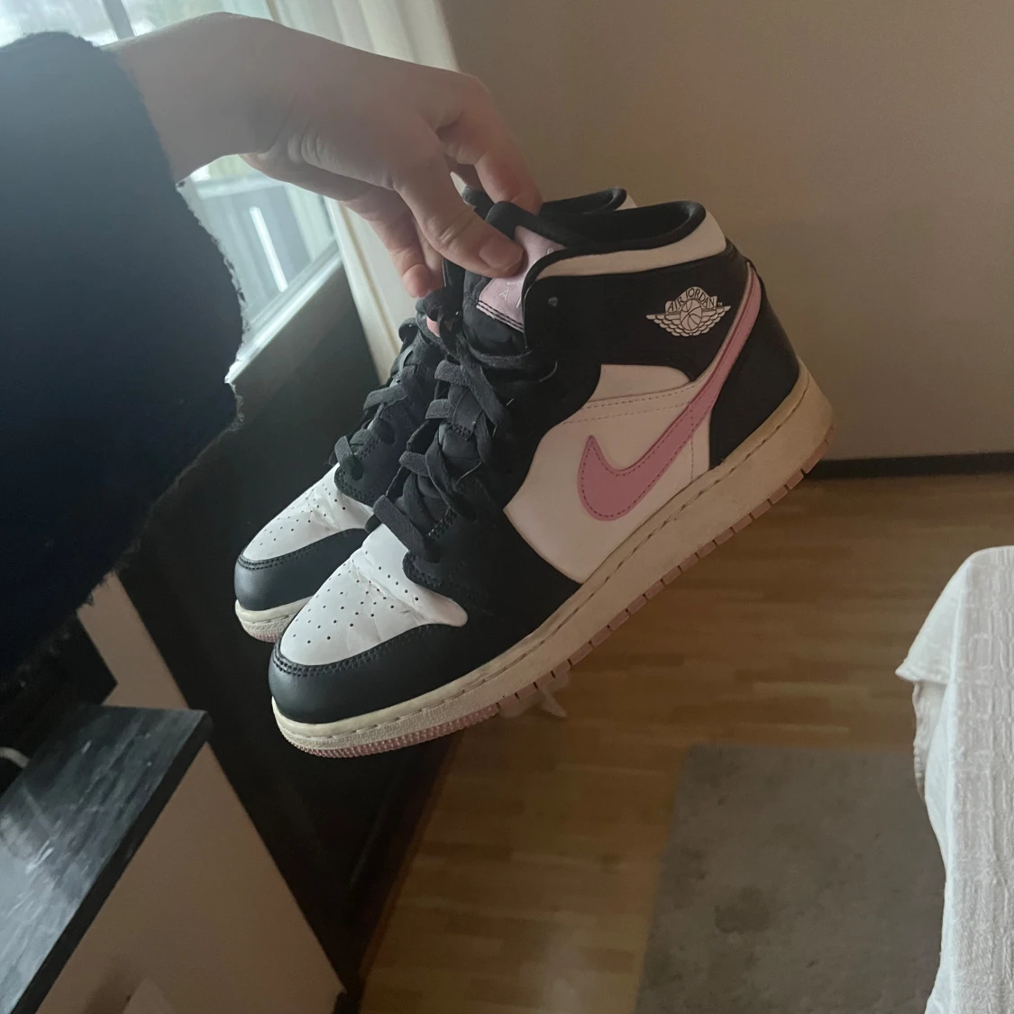 Nike Air Jordans med rosa detaljer