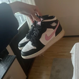Nike Air Jordans med rosa detaljer - Säljer dessa Air Jordan 1 Mid GS ‘Arctic Pink’. Storlek: 39.  Använda max använda 10 gånger Mycket bra skick.  Säljer då jag behöver rensa bland skor.  Kontakta mig vid frågor eller för fler bilder.