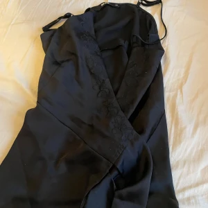 Linne - Ett linne från bikbok som man knyter runt sig