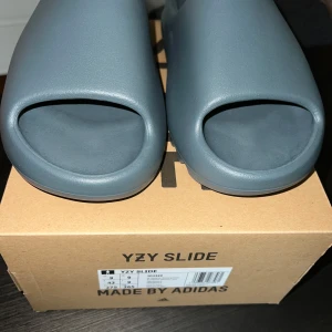 Grå YZY Slide från Adidas - Helt nya, aldrig använda. 