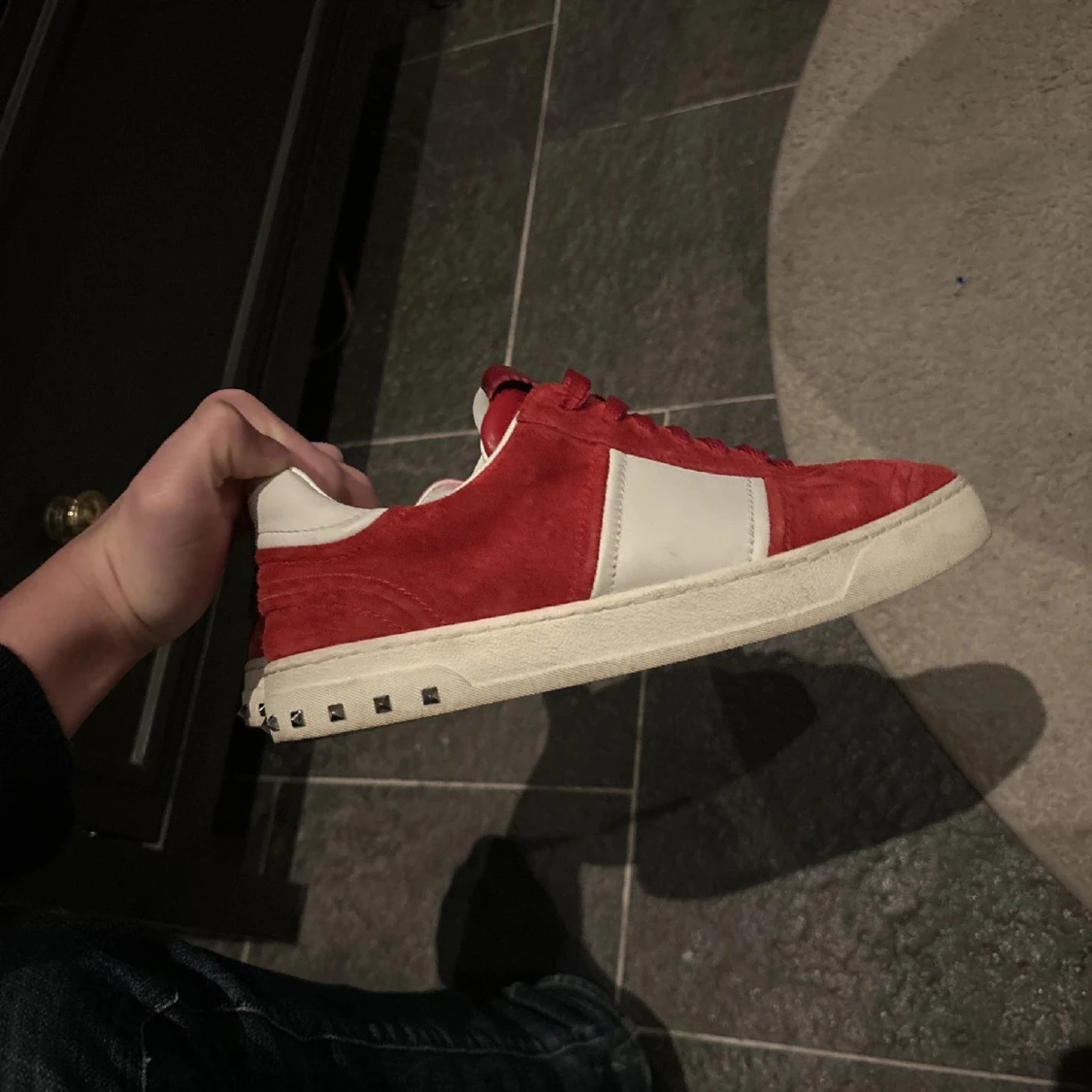 Röd och vit sneaker - 1