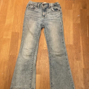 Levi's 726 Flare Jeans - Snygga Levi's 726 Flare jeans i en ljusblå tvätt. Storlek 8A passar runt 130-135cm. 350kr