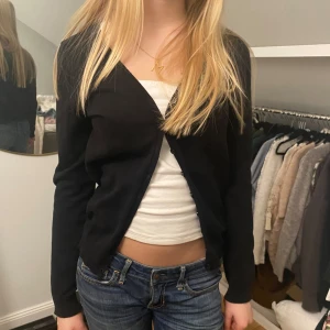 Svart kofta - Säljer min jättefina svarta kofta. Bra förg som går att matcha till nästan allt. Säljer dp hag har en nästsn likadan så denna kommer inte till lika mycket användning🩷