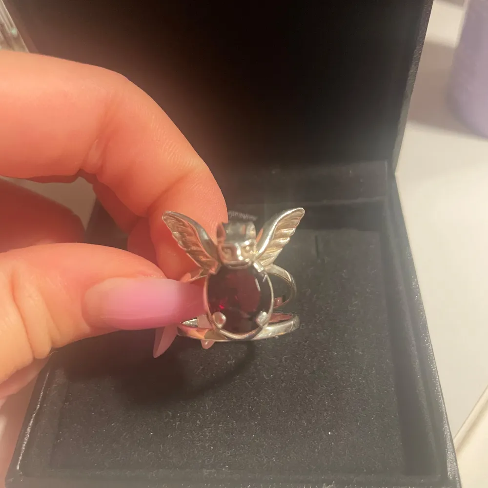 Världens snyggaste ring från maria nilsdotter!! Gargoyle ring med röd sten. Denna finns inte längre att köpa med röd sten och nypris är 5800! Storlek 19, låda medkommer men tyvärr inte den för ringar då den är trasig, pris kan diskuteras vid snabb affär🥰. Asusteet.