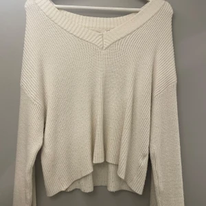 Vit stickad tröja - Beige V-ringad stickad tröja! Supernice och mysig 🥰 Använd men i bra skick