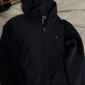 hoodie från Ralph Lauren - Säljer denna Polo Ralph Lauren zip up, som är använd cirka 2 gånger. Helt ny skick, ny pris 1195 💖 Hör av er vid frågor eller funderingar!  (54 cm) Om du köper snabbt, ger vi det till dig för 650kr !