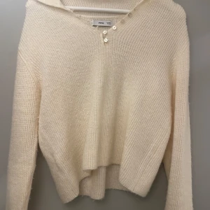 Beige stickad tröja med knappar - Supersnygg beige stickad tröja mer knappar fram, använd 3ggr så i super skick!💗