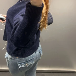 Blå True Religion jeans - Köpta för knappt två månader sen. Gillar inte riktigt att de är låga i midjan men annars sitter de fint. De är knappt använda och jag hoppas de kan glädja någon annan. Har ni frågor eller behöver fler bilder är det bara att kontakta mig!