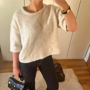 Vit stickad tröja - Säljer en supermysig vit stickad tröja med trekvartsärm. Slutsåld!!🩷🩷väldigt bra och mysigt material!