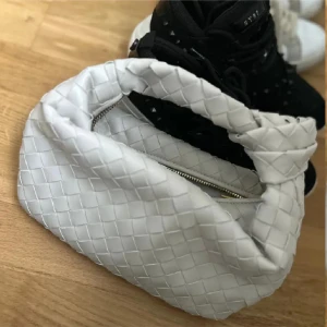 Vit flätad handväska - Säljer en superfin vit handväska i flätat mönster 💘