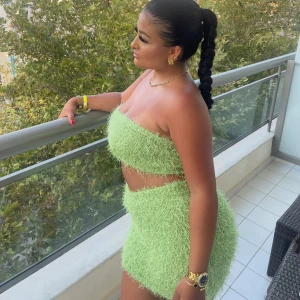 Grön fluffig klänning - Säljer en superfin grön fluffig set som är slutsåld från NAKD! Toppen är i strl L och kjolen i strl M, passar perfekt till sommaren när man är utomlands💕Hör av er vid frågor!