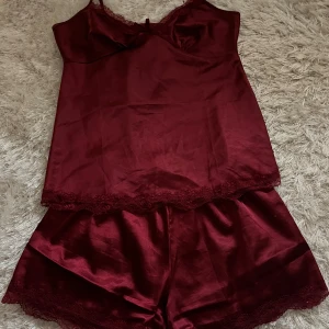 Vinröd jul pyjamas - Snyggaste pyjamasen nu till julen!!!! Den är vinröd med fina spets detaljer och en rosett. Storlek S/M men passar mig med S💕💕❤️ 