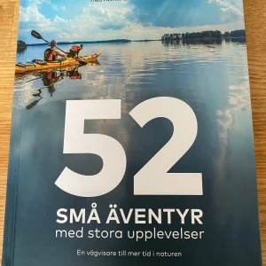 52 små äventyr med stora upplevelser - Boken '52 små äventyr med stora upplevelser' är en guide för att upptäcka naturen med små, hanterbara äventyr. Perfekt för den som vill ha mer tid utomhus och uppleva nya platser utan att resa långt. Den innehåller tips och inspiration för att utforska olika delar av Sverige.