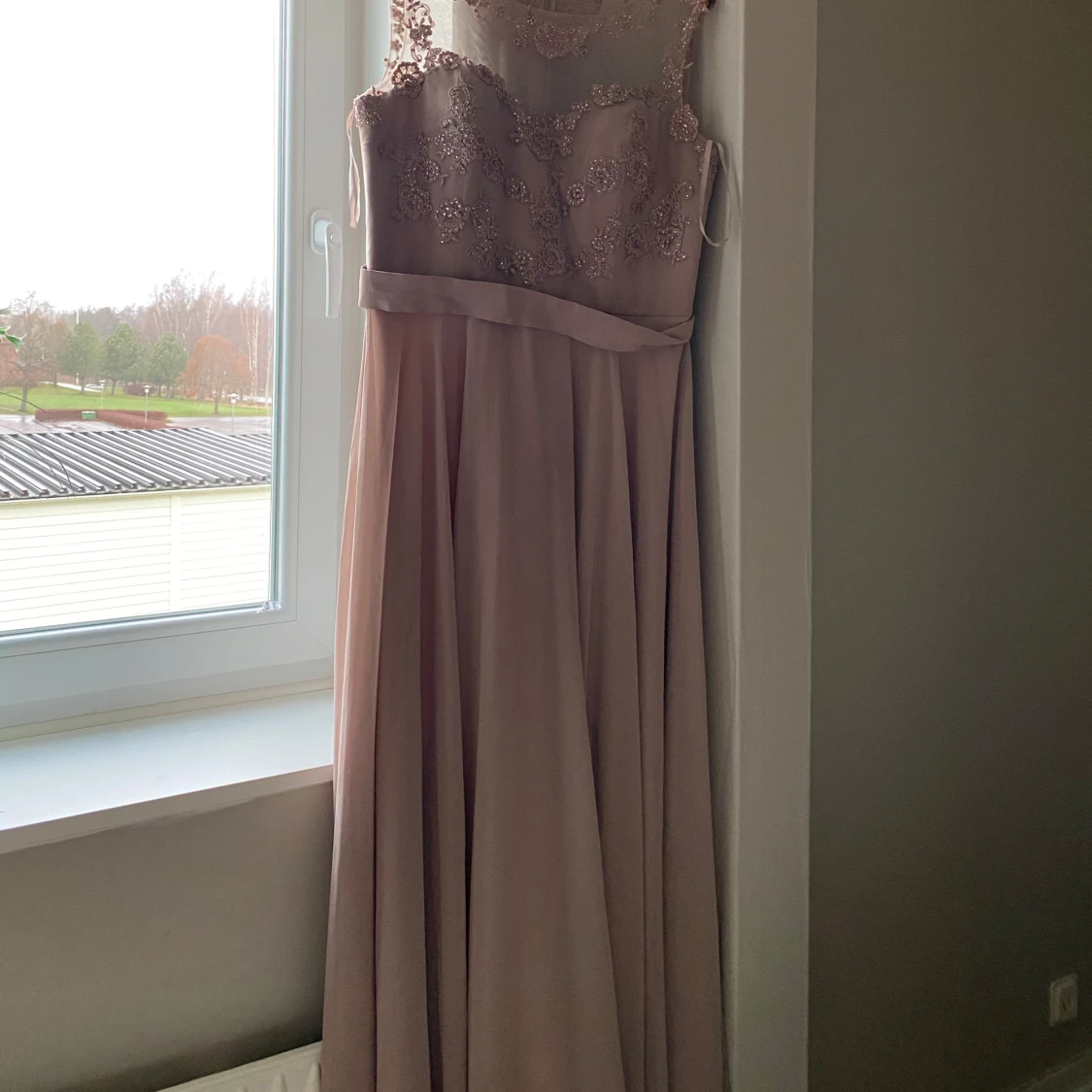 Champagnefärgad långklänning med spetsdetaljer - 90