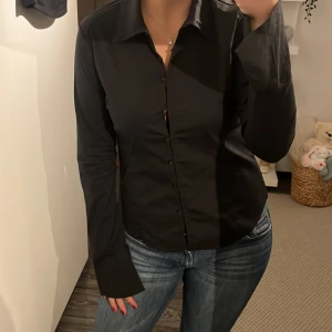 Svart skjorta - Snygg svart skjorta i normal passform med långa ärmar och knappar framtill☺️