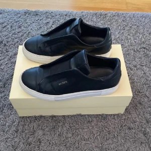 Axel Arigato skor  - Säljer ett par stilrena svarta skor från Axel Arigato i mycket bra skick perfekt till dem kyligare dagarna Skorna är i storlek 41. Kommer med originalpåse och Box🙌💯