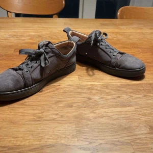 Grå Louboutins utan nitar  - Säljer ett par grå Christian Louboutins i storlek 42,5, perfekt för vintern och passar till alla outfits.. tveka inte på prisförslag!! Självklart är dem äkta.