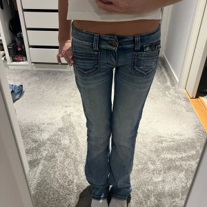 Populära only jeans - Lowwaist och bootcut!!Snygga och populära only jeans men fickor!! Älskar!! Midjemått: ca 36 cm, innerbenslängd: ca 78cm💗💗💗