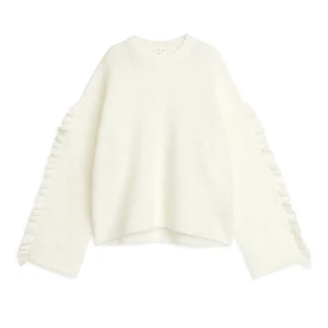 Arket stickad - Vit aitackad tröja från Arket med volang på armarna! Den är i ull och mohair, nypris ca 1000kr