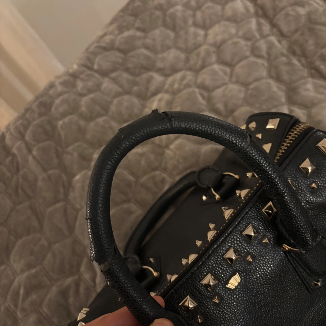 Svart handväska med nitar - 92