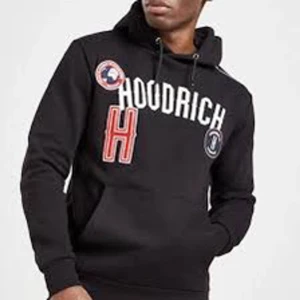 Svart hoodie från Hoodrich - Säljer en svart hoodie från Hoodrich. Använd mycke men inga defekter.