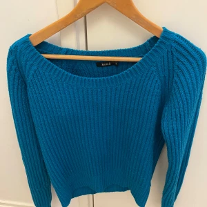 Blå stickad tröja från RUT M.FL  - Säljer en snygg blå stickad tröja från H&M. Den har en ribbad design och långa ärmar, perfekt för kyliga dagar. Tröjan är i mycket bra skick och passar både till vardags och lite finare tillfällen. Supermysig och stilren!