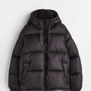 H&M pufferjacka  - svart pufferjacka från H&M i storlek XS. Den är i bra skick och har knappt använts, ganska stor i storleken. Väldigt varm och skön till vinter