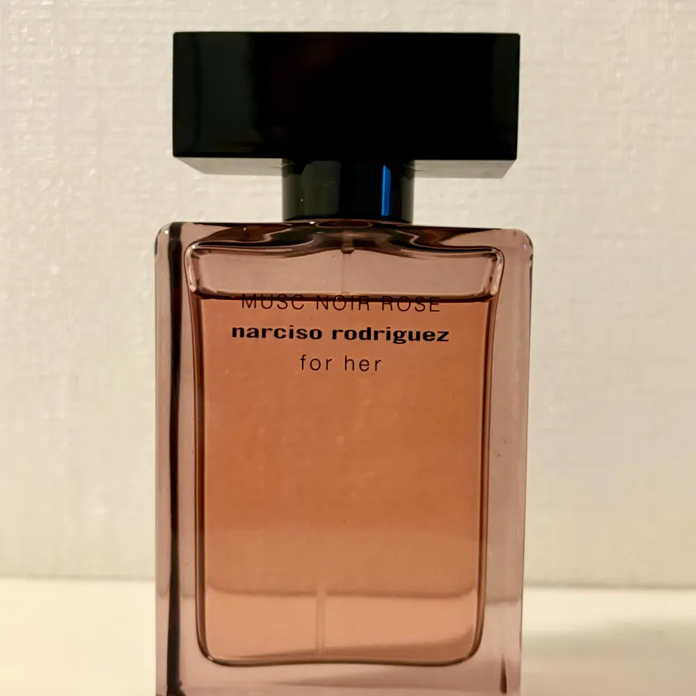 En varm, söt, blommig, förförisk och sexig parfym från Narciso Rodriguez. 50 ml. Knappt använd som syns på bilden. Givetvis förvarad mörkt och svalt.. Parfym.