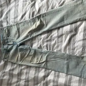 Säljer ett par ljusblå jeans i bra skick. De har en klassisk femficksdesign och är i en slim passform. Perfekta för vardagsbruk och kan matchas med det mesta i garderoben. Passar både vår och sommar.