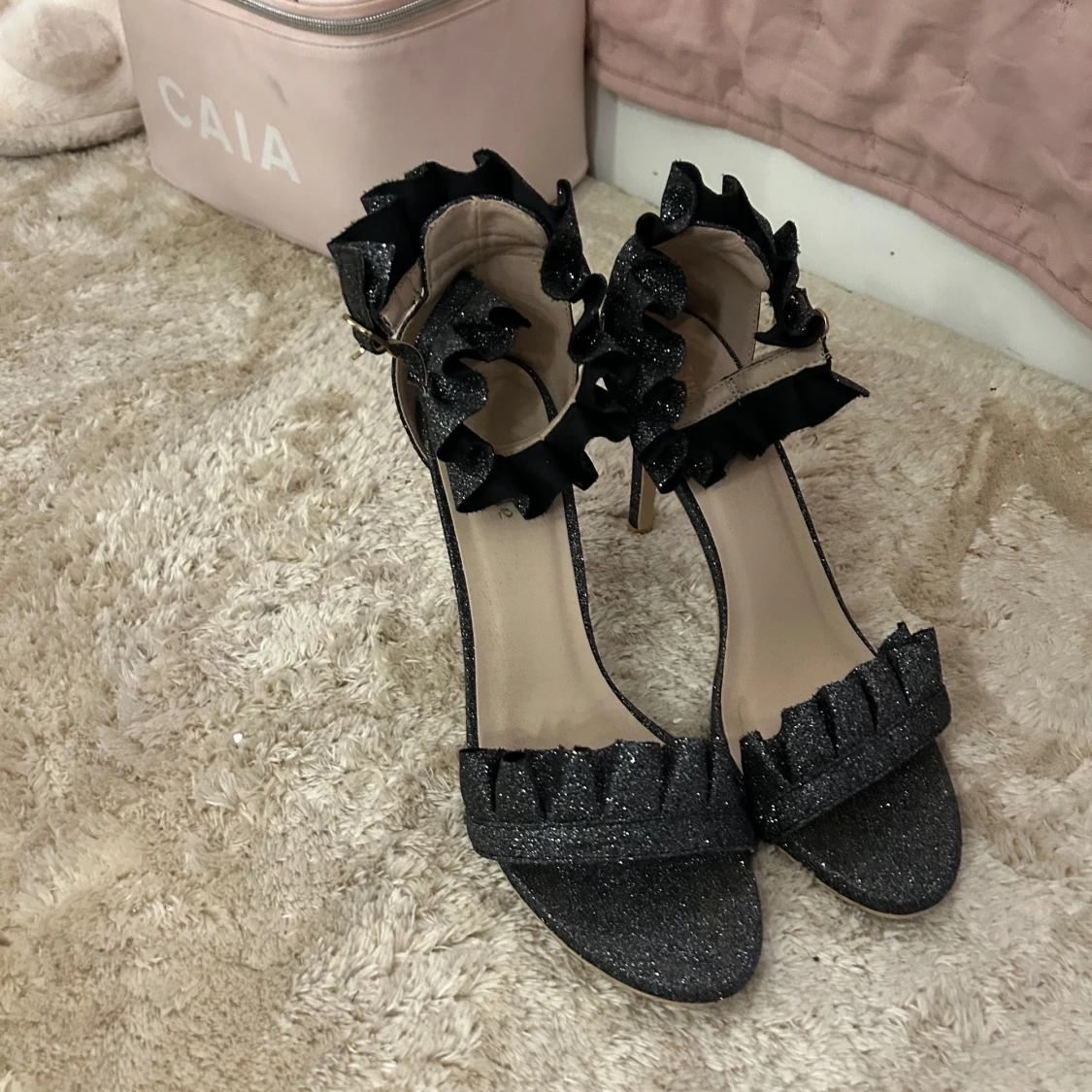 Svarta glittriga klackskor med volang - 91