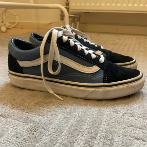 Blåa sneakers från Vans med mocka detaljer - Säljer ett par klassiska Vans sneakers i svart och blått då jag inte får användning för dom. Skorna är i bra skick med lite slitage på sulan. Inköpspris var ca 700-800kr❣️ Hör av dig vid funderingar!❣️