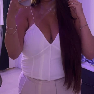 Vit fest topp från bikbok - Säljer en skit snygg vit korsett-topp från bikbok med smala band och djup v-ringning, använd 1 gång och köptes för 199 i storlek XL men sitter som L🤍