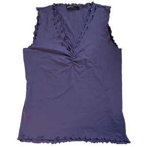 Kappahl linne - Lila stretchig topp med rynkad byst 💜Byst: 45 cm. Längd: 58 cm. Uppskattad till storlek M-L. Jag brukar ha strl XS i överdelar för referens! 