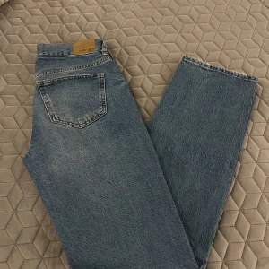 Low waist jeans - Säljer ett par Low waist straight jeans från Gina i fint skick
