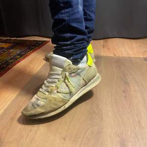 Säljer ett par unika Philippe Model sneakers med ett coolt camouflage-mönster och neongula detaljer. Skorna har snörning och en bekväm passform, perfekt för vardagsbruk. De är i bra skick och redo för nya äventyr! Behöver dock tvättas! Hör av dig vid frågor o funderingar!