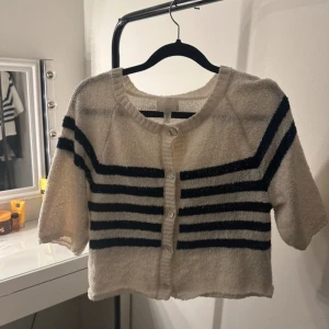 Randig kofta vit o blå - Säljer en superfin och mysig kofta i vit med marinblå ränder. Den har trekvartsärmar och knappar framtill. Perfekt för vår och sommar! 🖤🤍